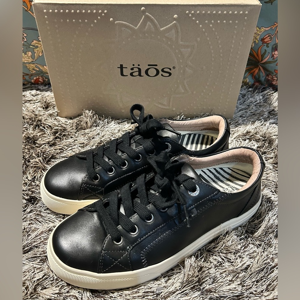 Like New Women’s Taos Plim Soul Lux Leather Sneaker